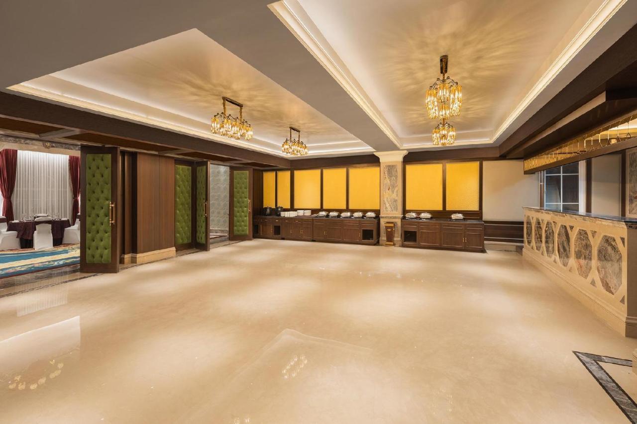 Hotel Hillock อาเมดาบัด ภายนอก รูปภาพ